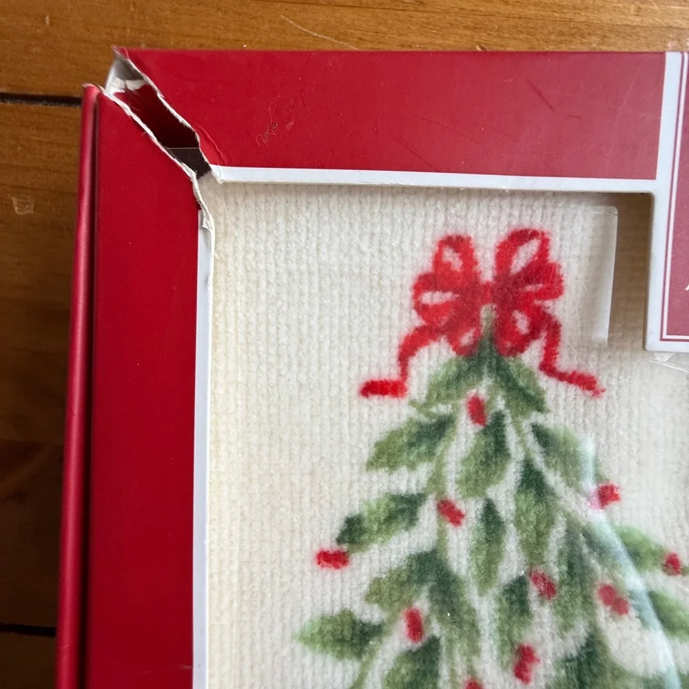 The Lenox American By Design Finger Tip Holiday Holly Towel Set of 2